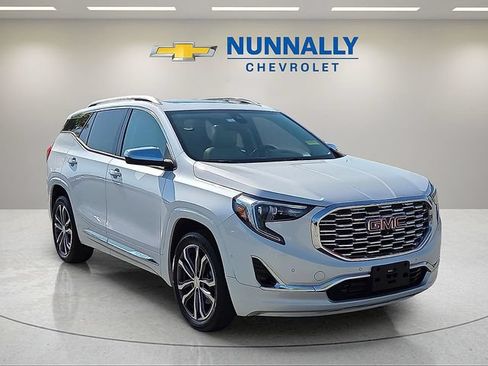 Used 2020 GMC Terrain Denali w/ Denali Premium Package FWD image 7