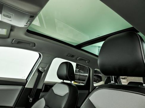 Certified 2022 Volkswagen Taos SEL w/ Panoramic Sunroof Package image 13