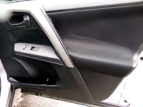 Used 2016 Toyota RAV4 LE image 19
