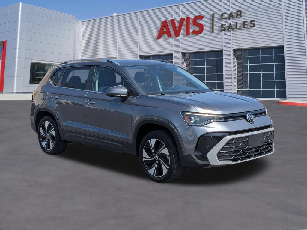 Used 2025 Volkswagen Taos SE AWD/4WD image 3