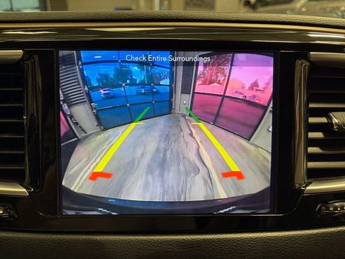 Used 2018 Chrysler Pacifica Touring-L Plus FWD image 18