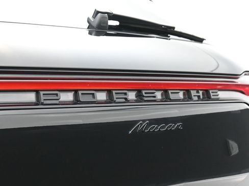 Certified 2024 Porsche Macan image 14