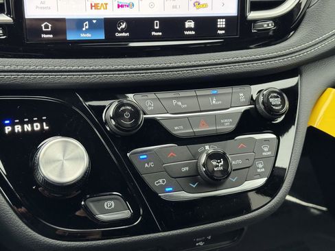 New 2026 Chrysler Pacifica Select image 15