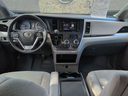 Used 2018 Toyota Sienna LE FWD image 16