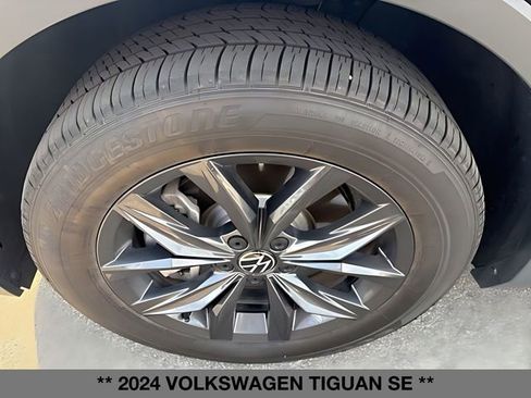 Used 2024 Volkswagen Tiguan SE AWD/4WD image 8