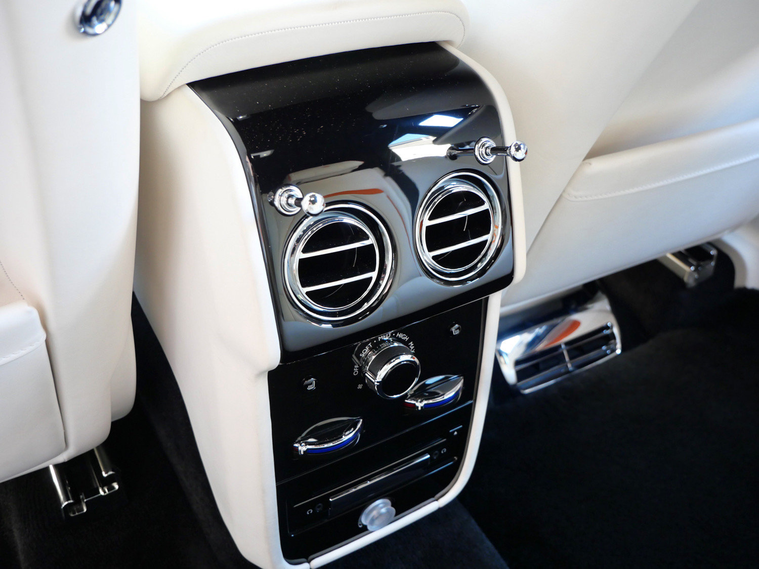 Certified 2022 Rolls-Royce Cullinan w/ Technology Package AWD/4WD image 29