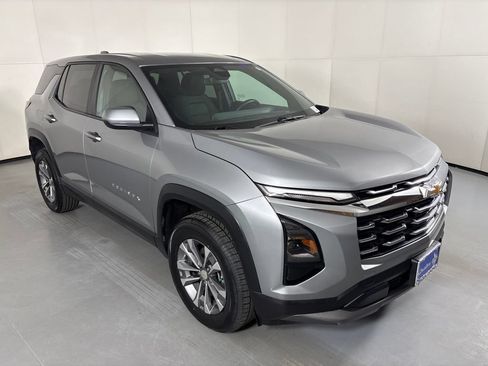 Used 2025 Chevrolet Equinox LT AWD/4WD image 2