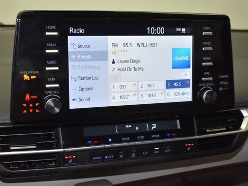 Used 2024 Toyota Sienna XLE FWD image 19