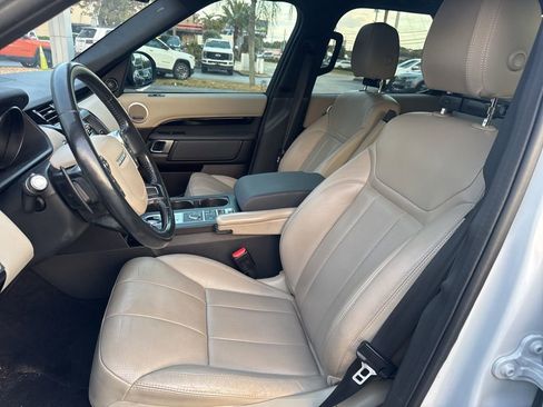 Used 2018 Land Rover Discovery SE image 9