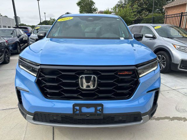 Used 2025 Honda Pilot TrailSport image 2
