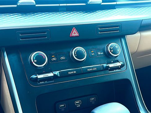 Used 2024 Kia Carnival LX image 34