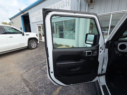 Used 2025 Jeep Gladiator Sport AWD/4WD image 7