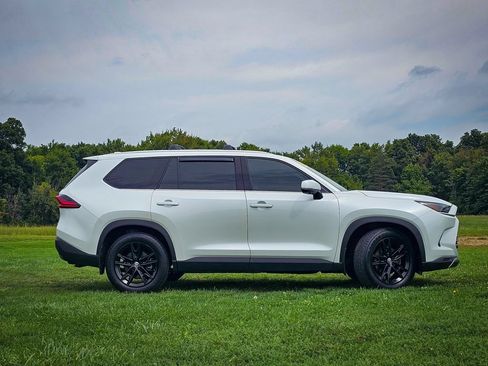 Used 2025 Toyota Grand Highlander AWD image 2