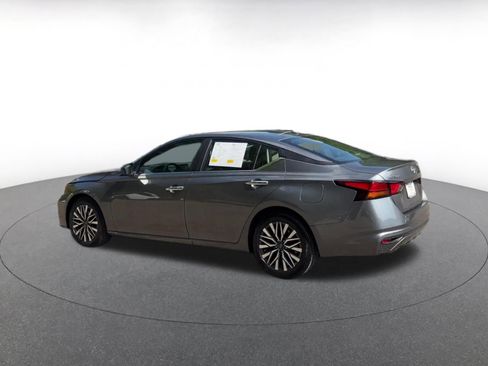 Used 2025 Nissan Altima 2.5 SV FWD image 10