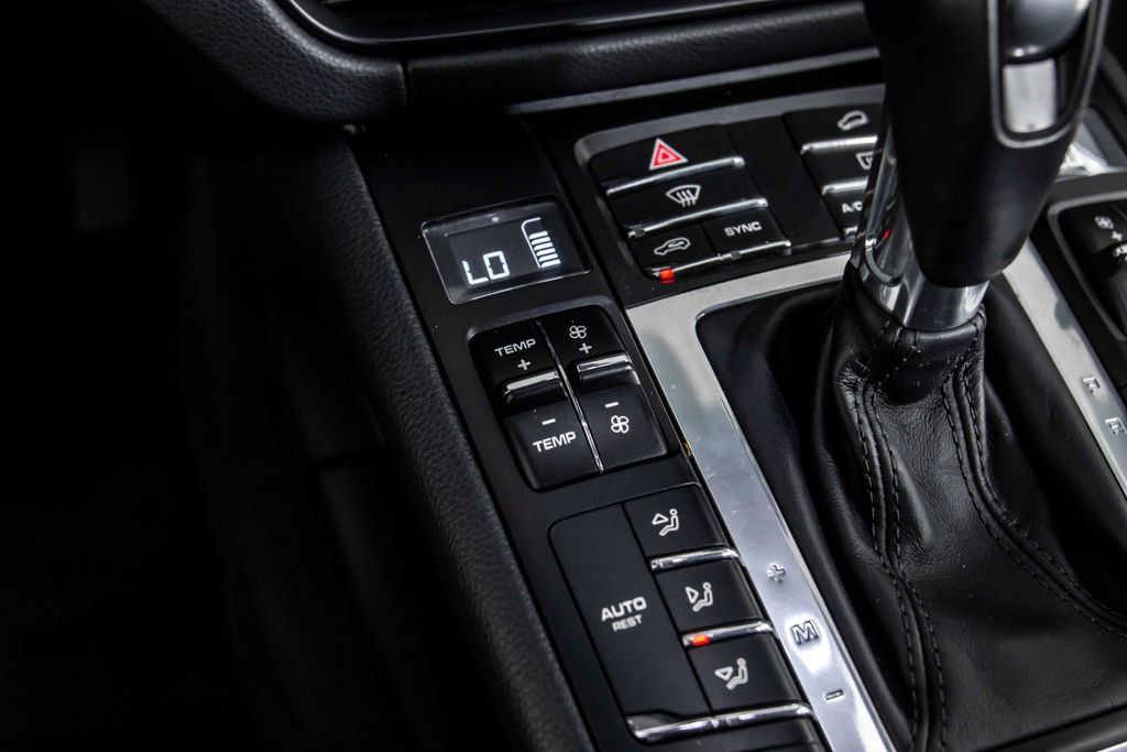 Used 2020 Porsche Macan AWD/4WD image 37