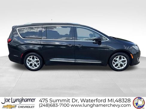 Used 2017 Chrysler Pacifica Touring-L Plus FWD image 2