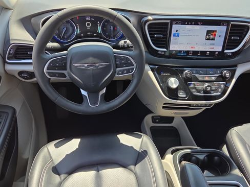 Used 2024 Chrysler Pacifica Touring-L FWD image 22
