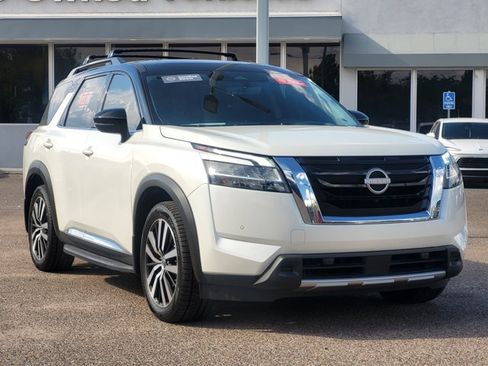 Certified 2024 Nissan Pathfinder Platinum AWD/4WD image 3