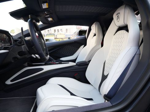 Used 2025 Lamborghini Revuelto Base image 6