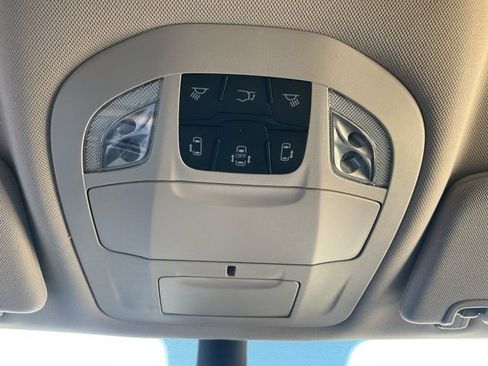 Used 2023 Chrysler Pacifica Touring-L FWD image 16