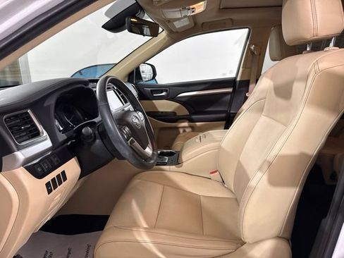 Used 2019 Toyota Highlander XLE FWD image 15