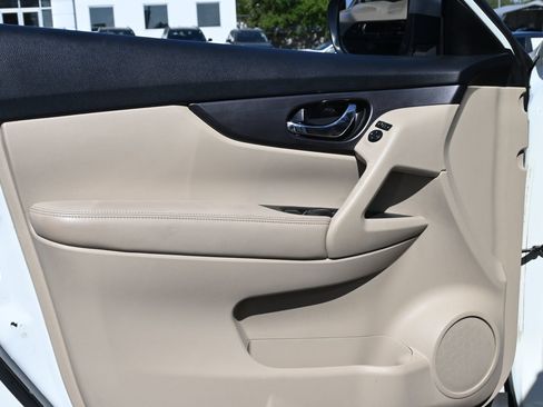 Used 2015 Nissan Rogue SV FWD image 19