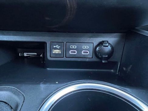 Certified 2023 Toyota Highlander XLE image 32