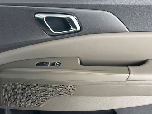 New 2026 Kia Carnival EX FWD image 21