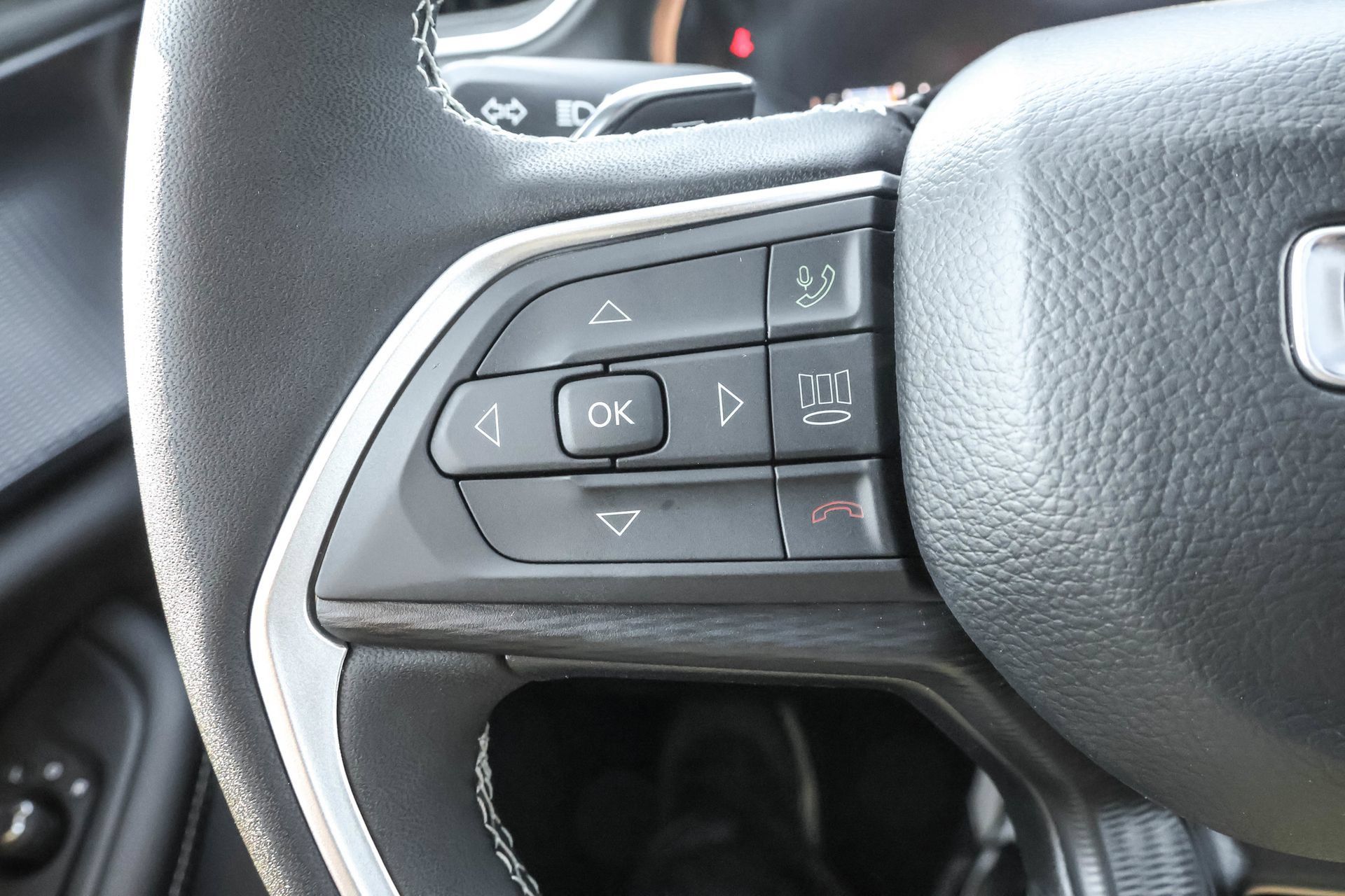 New 2025 Jeep Grand Cherokee Altitude AWD/4WD image 24