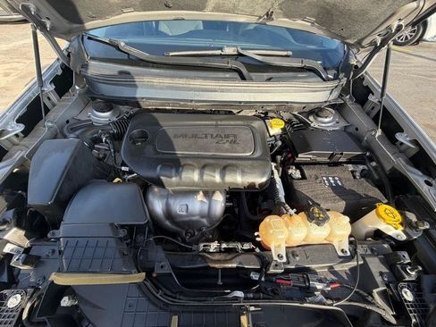 Used 2019 Jeep Cherokee Latitude w/ Popular Appearance Group FWD image 33