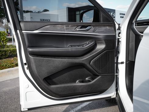 Used 2023 Jeep Grand Cherokee Limited image 27