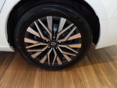 Used 2025 Nissan Altima 2.5 SV FWD image 9