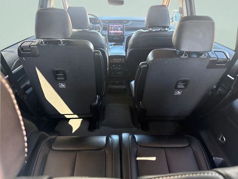 Used 2023 Jeep Grand Cherokee L Limited AWD/4WD image 9
