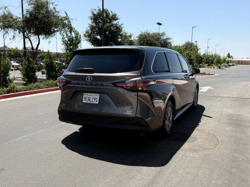 Used 2022 Toyota Sienna XLE FWD image 8