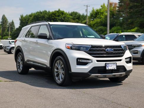 Used 2023 Ford Explorer XLT AWD/4WD image 3