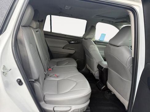 Used 2022 Toyota Highlander XLE image 18