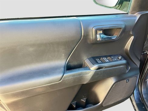 Used 2022 Toyota Tacoma TRD Off-Road image 17