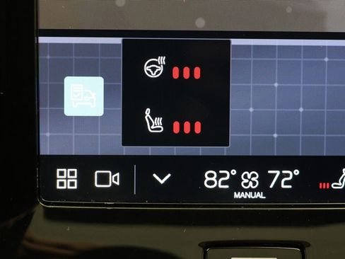 Used 2025 Volvo XC40 B5 Plus image 25