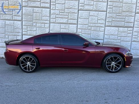 Used 2019 Dodge Charger SXT w/ Leather Interior Group image 8