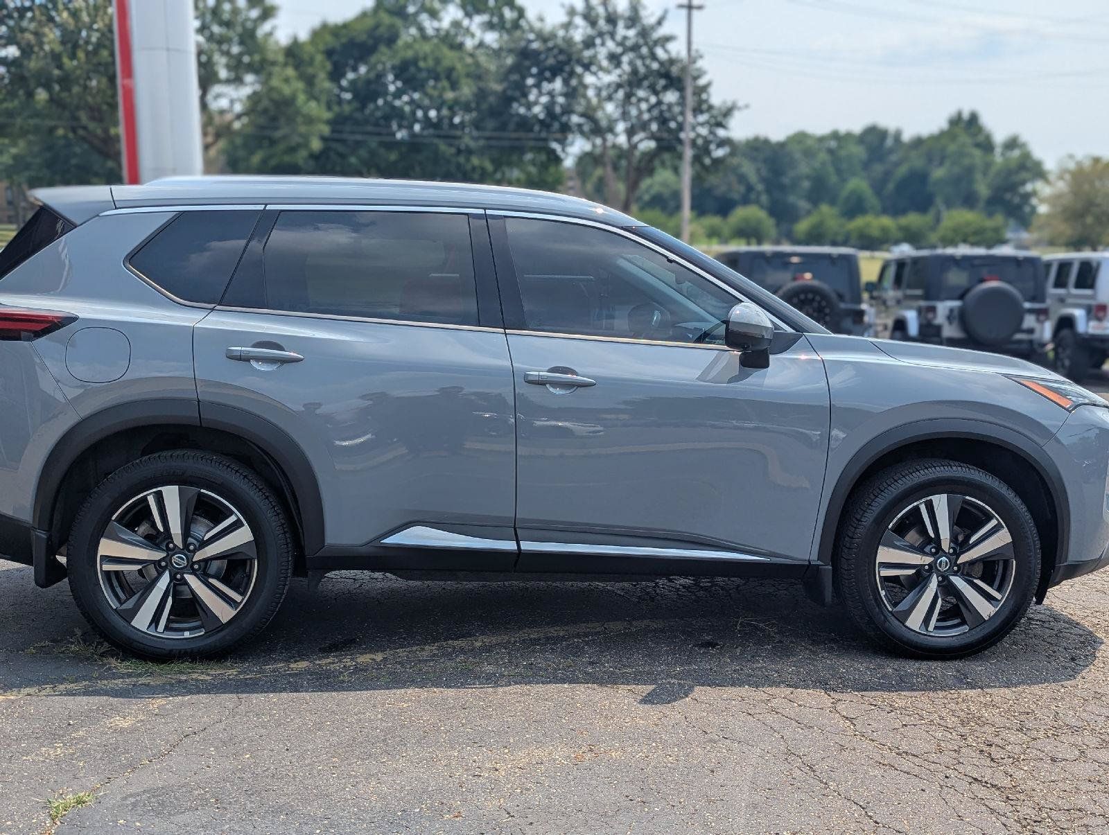 Used 2021 Nissan Rogue SL AWD/4WD image 16