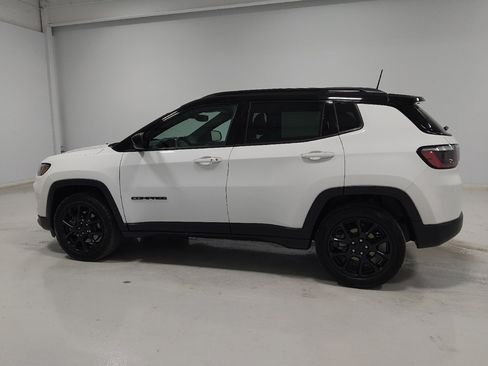 Used 2023 Jeep Compass Latitude w/ Convenience Group AWD/4WD image 3