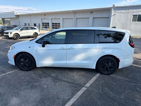 Used 2023 Chrysler Pacifica Limited w/ Uconnect Theater Family Group FWD image 1