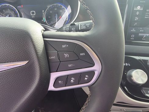 Used 2023 Chrysler Pacifica Touring-L image 15