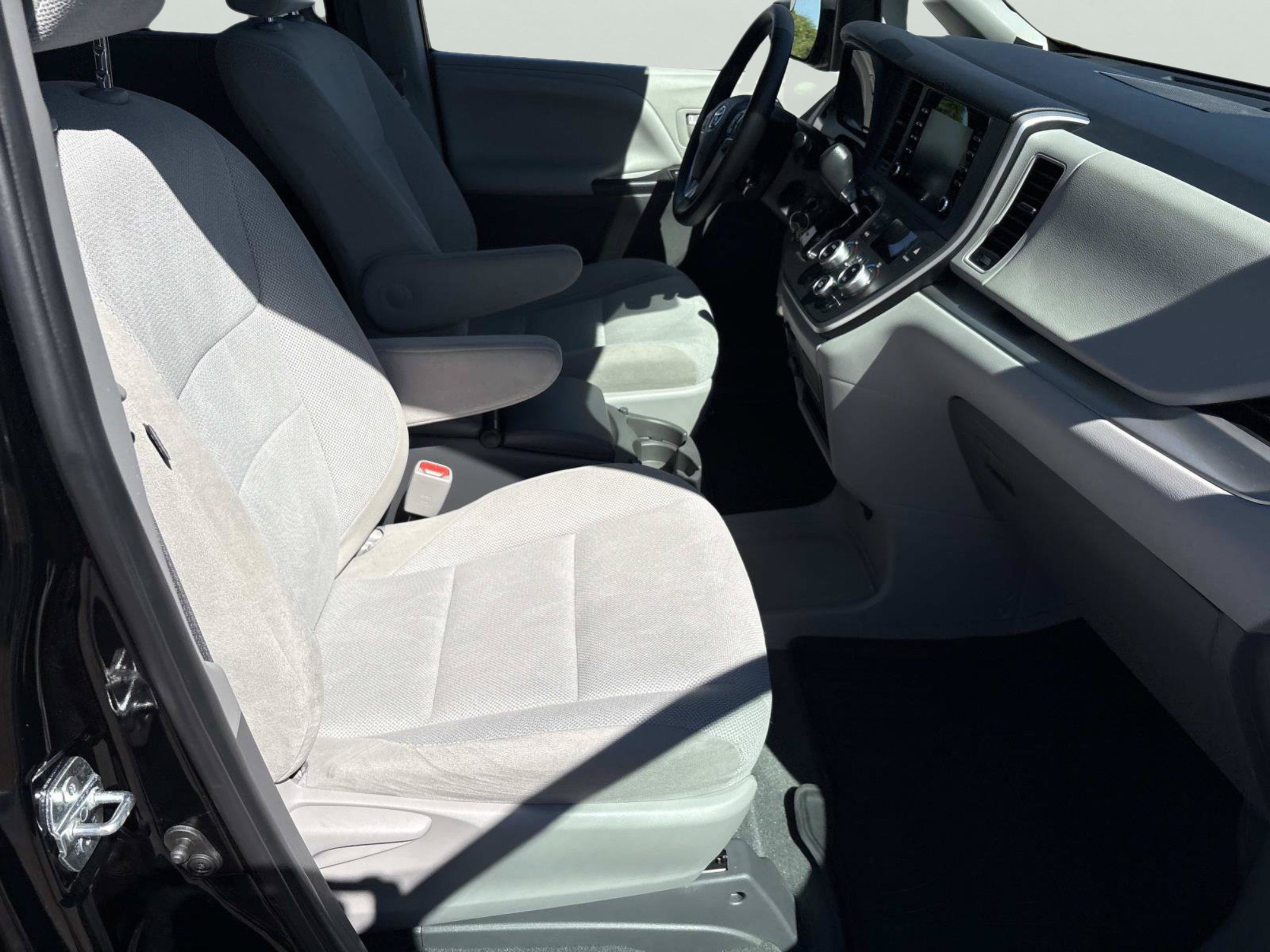 Used 2020 Toyota Sienna L FWD image 17