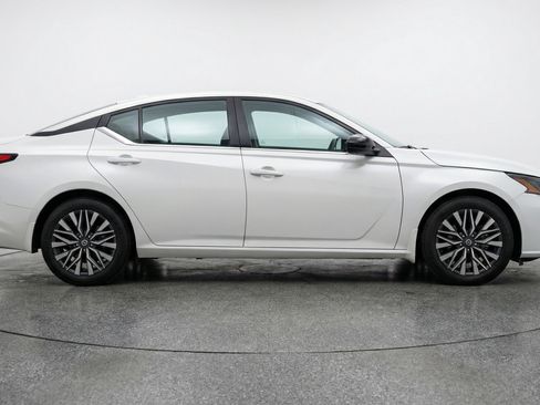 Used 2025 Nissan Altima 2.5 SV FWD image 11
