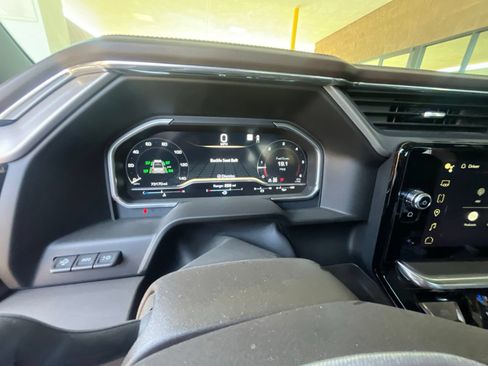 Used 2023 GMC Sierra 1500 Denali w/ Technology Package AWD/4WD image 9