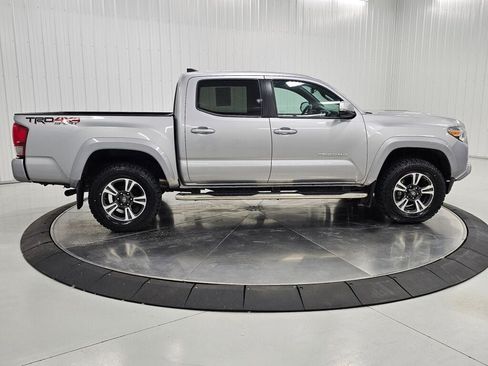 Used 2017 Toyota Tacoma TRD Sport w/ Tow Package (A/T) AWD/4WD image 6