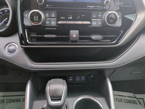 Used 2022 Toyota Highlander XLE AWD/4WD image 18
