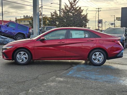 Used 2025 Hyundai Elantra SE image 4