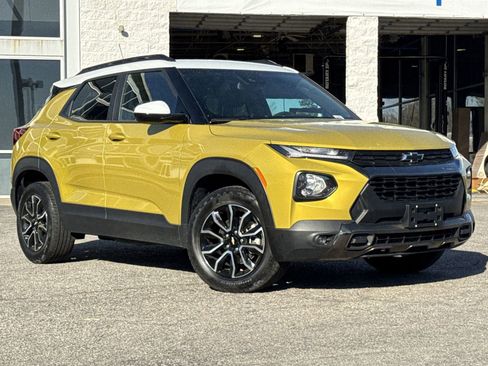 Used 2023 Chevrolet TrailBlazer ACTIV w/ Sun and Liftgate Package image 2